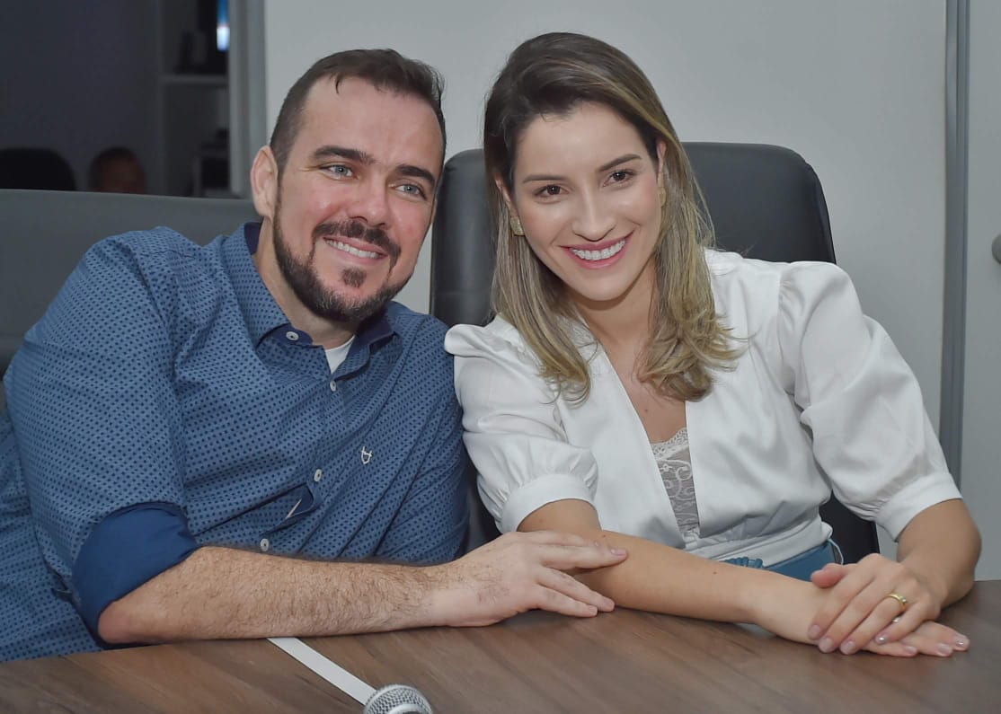 ELEIÇÕES EM GOIÁS | Junto com a esposa, Gustavo Mendanha apresenta propostas voltadas para o público feminino