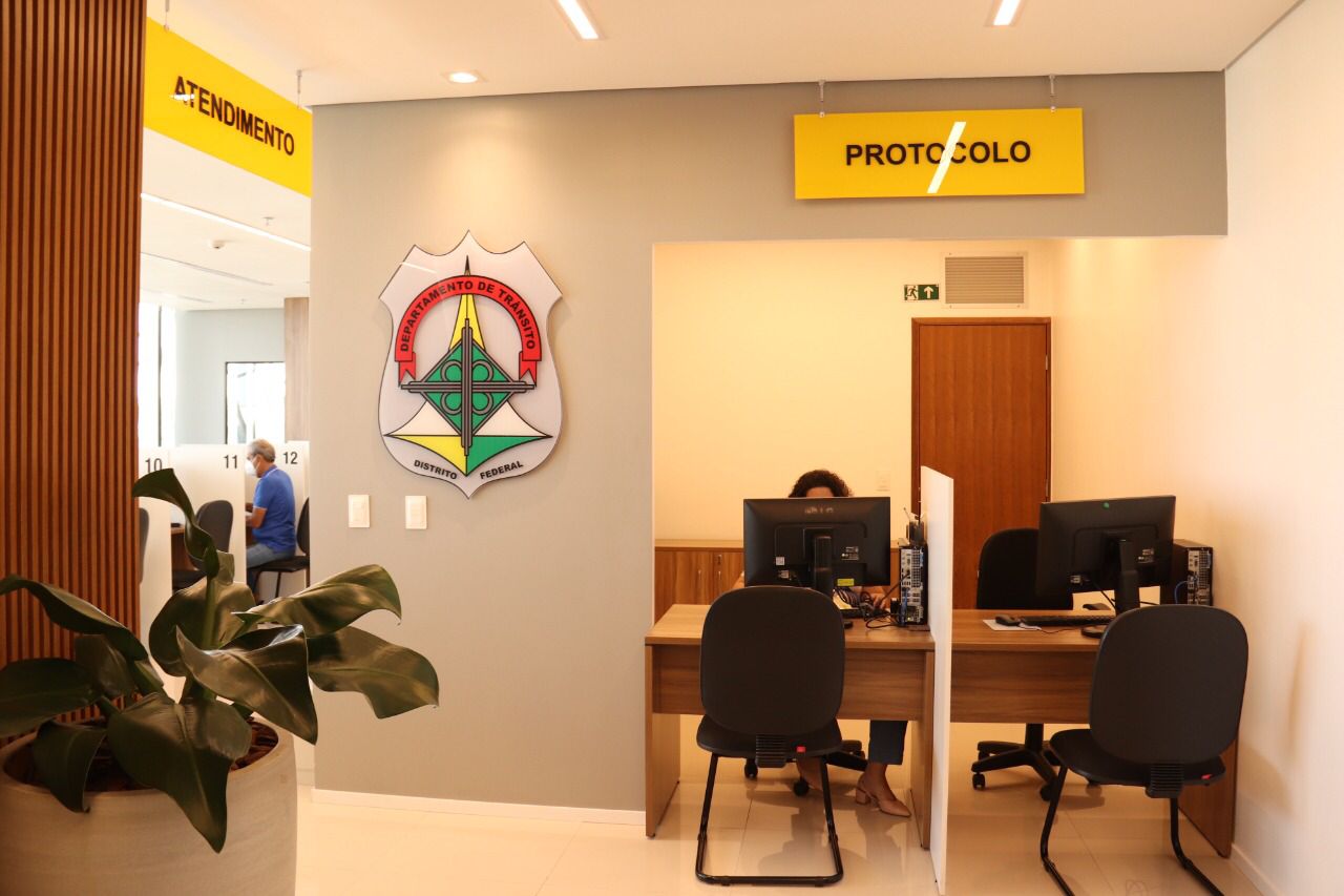 ATENDIMENTO NO AEROPORTO | Mais de 2,1 mil pessoas foram atendidas pelo posto do Detran-DF em agosto