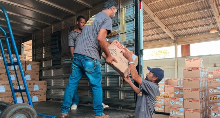 ELEIÇÕES 2022 | TRE-DF inicia carregamento dos caminhões que vão transportar as urnas que serão utilizadas no segundo turno
