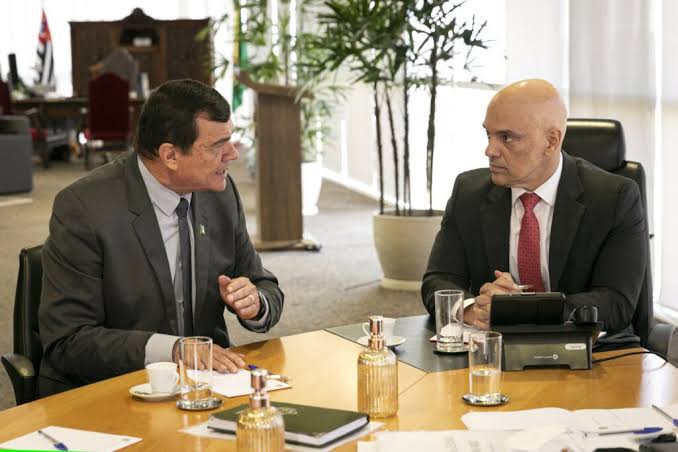 ELEIÇÕES 2022 | Ministro da Defesa entrega relatório sobre urnas eletrônicas ao TSE e atesta seguridade do equipamento