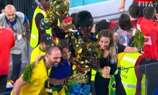 VACILOU, BANANINHA! | Enquanto bolsonaristas protestam nas portas dos quartéis, Eduardo Bolsonaro assiste jogo do Brasil no Catar