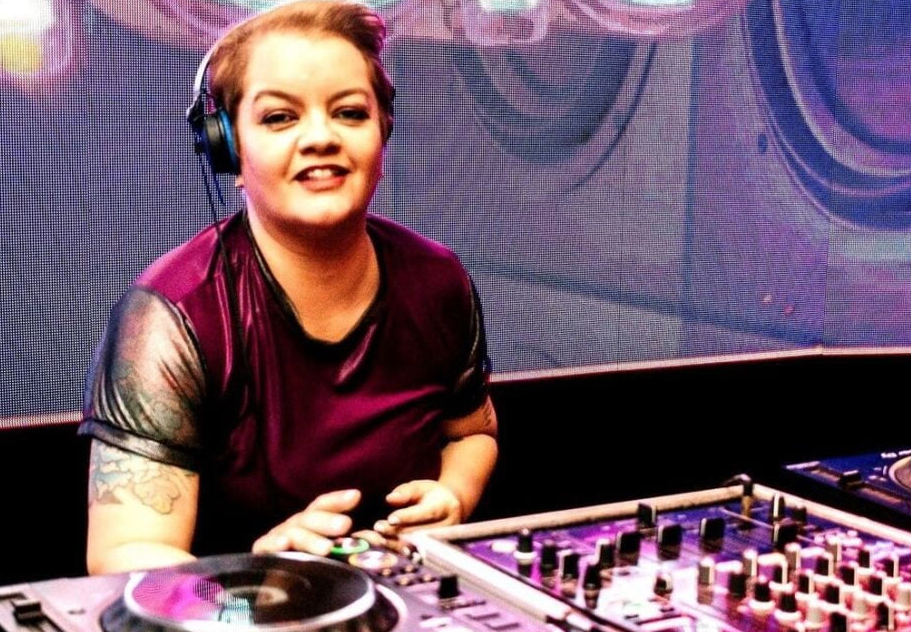 LAURIZE OLIVEIRA | DJ goiana cai de trio elétrico e morre no Paraná