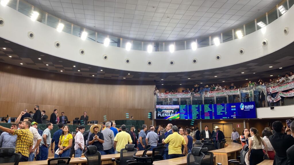 REVOLTADOS COM ‘CORONÉ’ CAIADO | Produtores rurais invadem plenário da Alego e votação da ‘taxa do agro’ é adiada; Veja aqui o vídeo