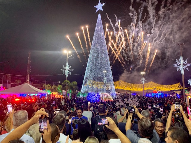 NATAL LUZ DE ÁGUAS LINDAS | Prefeitura inaugura iluminação que marca o início do projeto que vai premiar a população e movimentar a economia da cidade