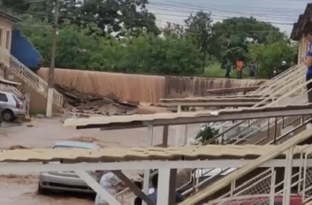 VALPARAÍSO DE GOIÁS | Temporal derruba muro de condomínio no Anhanguera e moradores acusam o prefeito de ter abandonado a região