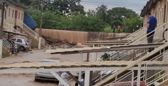 VALPARAÍSO DE GOIÁS | Temporal derruba muro de condomínio no Anhanguera e moradores acusam o prefeito de ter abandonado a região