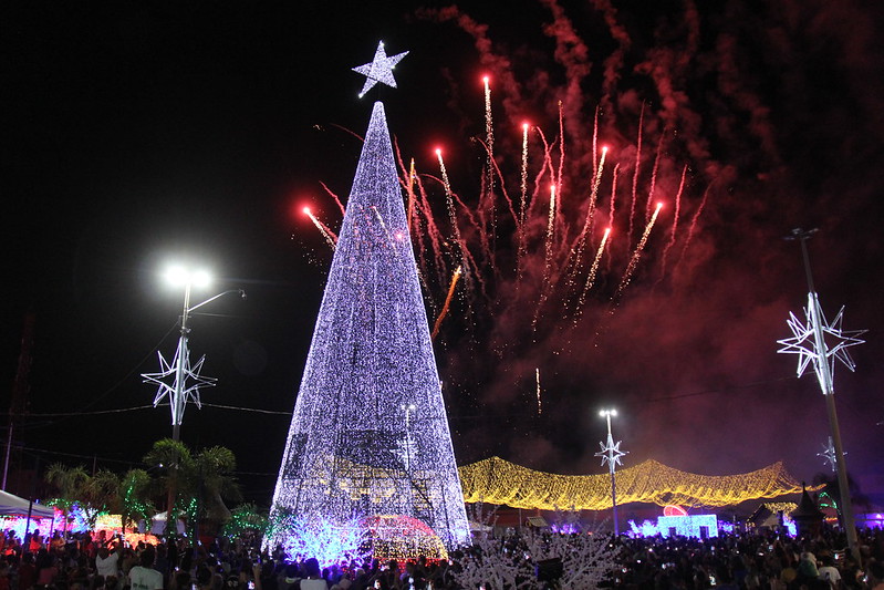 NATAL LUZ EM ÁGUAS LINDAS | Prefeitura inaugura árvore iluminada com 35 metros de altura, a maior do Entorno