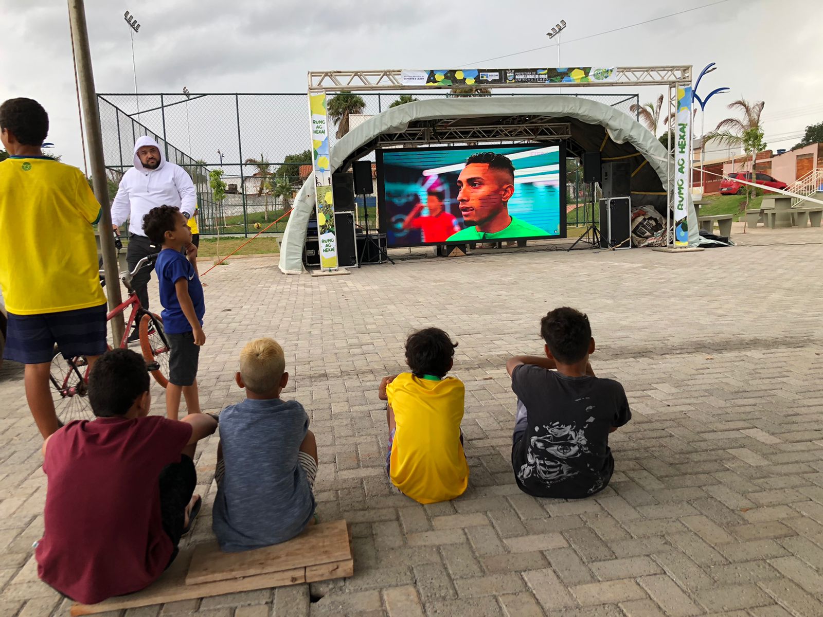 ÁGUAS LINDAS NA COPA | Prefeitura instala telões em praças para a população assistir jogos do Brasil
