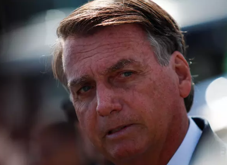 NÃO VAI PASSAR A FAIXA | Bolsonaro deve viajar para os EUA e se hospedar num resort de Trump