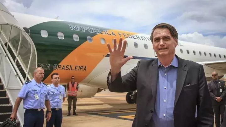 SAIU PELA PORTAS DOS FUNDOS | Bolsonaro viaja para os EUA depois de fazer uma live de despedida aos seus seguidores e não passará faixa para Lula