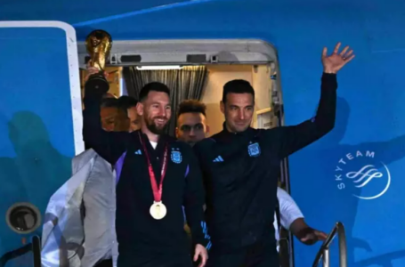 TRICAMPEÃ EM CASA | Seleção Argentina desembarca em Buenos Aires e é recebida por uma multidão na madrugada desta terça (20)
