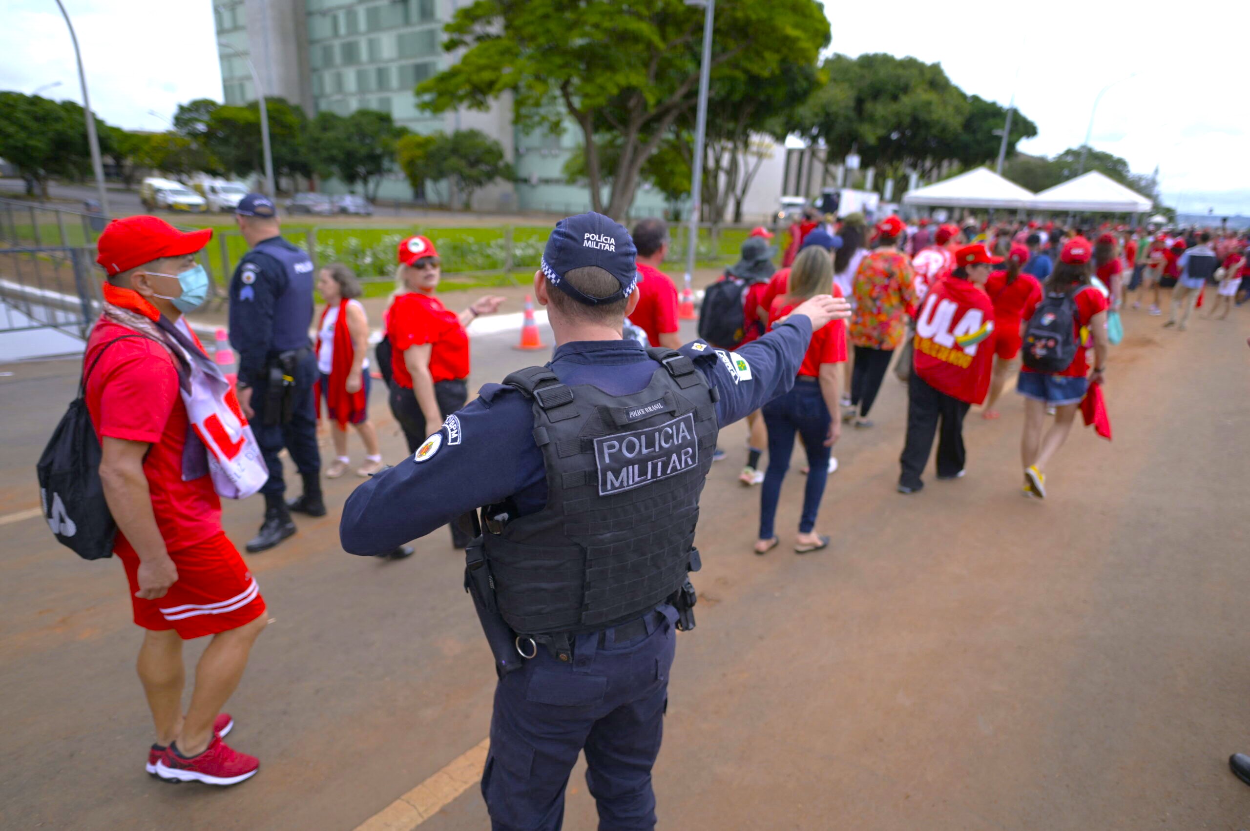 Apoiadores de Lula e PMs