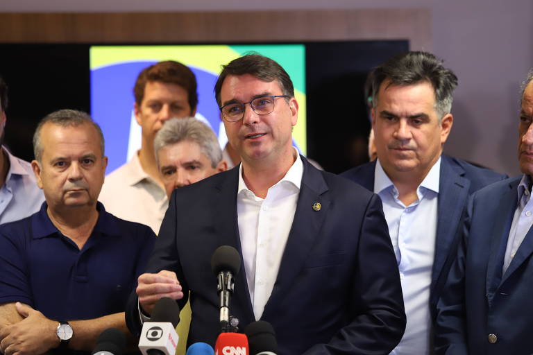 SEM DATA PARA VOLTAR | Flávio Bolsonaro diz que ex-presidente vai ficar mais um tempo nos EUA