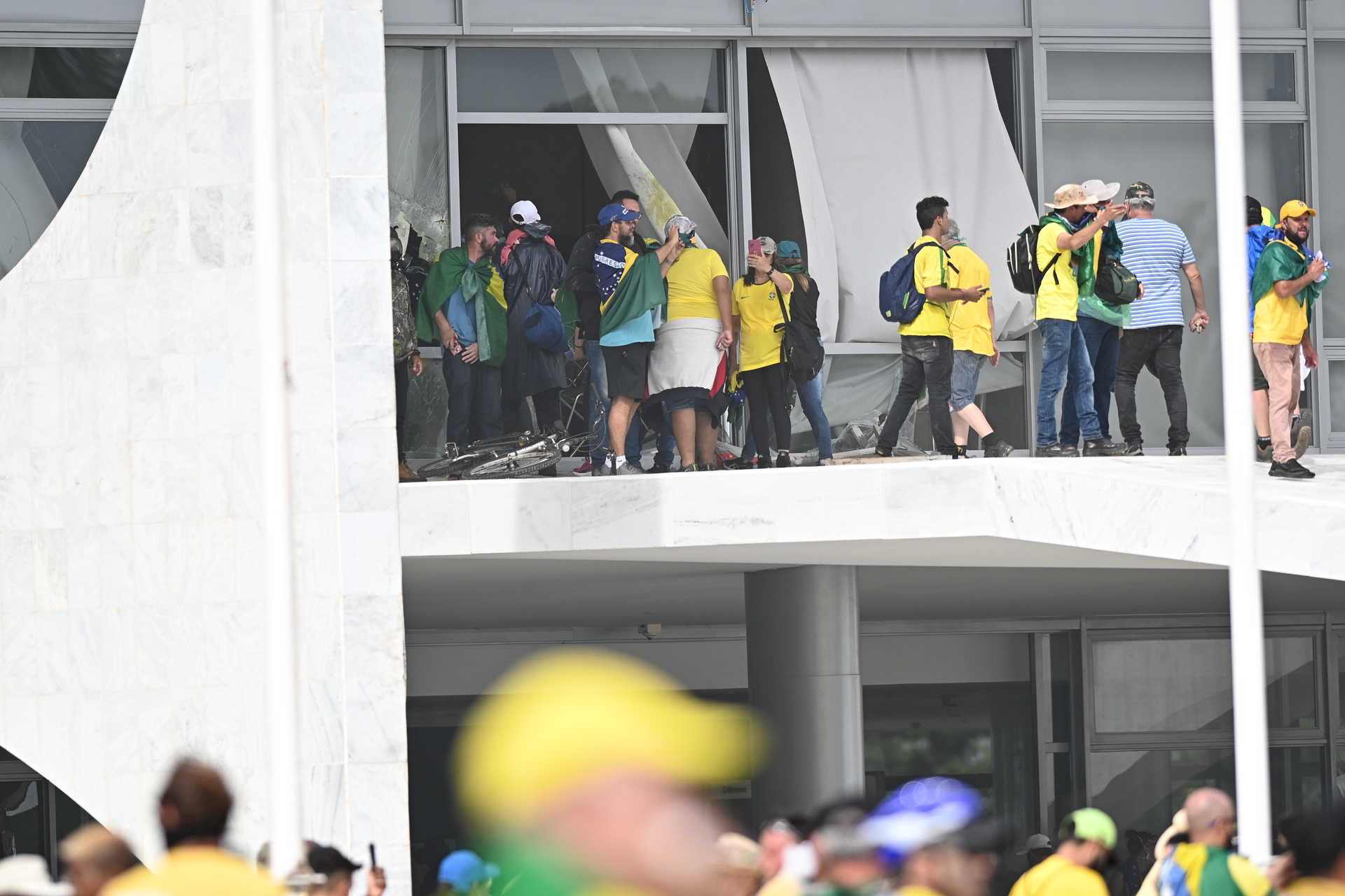 Foto de manifestantes invadindo o Planalto
