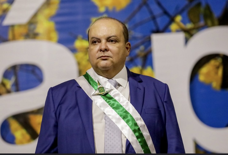 Foto de Ibaneis Rocha com a faixa de governador