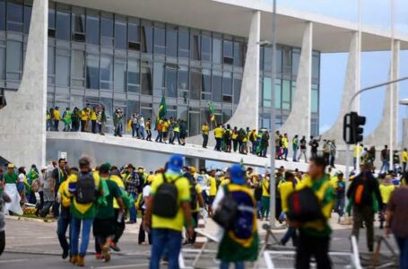 SABOTAGEM PLANEJADA | Para Lula, alguém deixou invasores entrar no Planalto, pois “não tem porta quebrada”