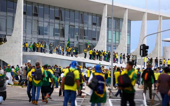 SABOTAGEM PLANEJADA | Para Lula, alguém deixou invasores entrar no Planalto, pois “não tem porta quebrada”