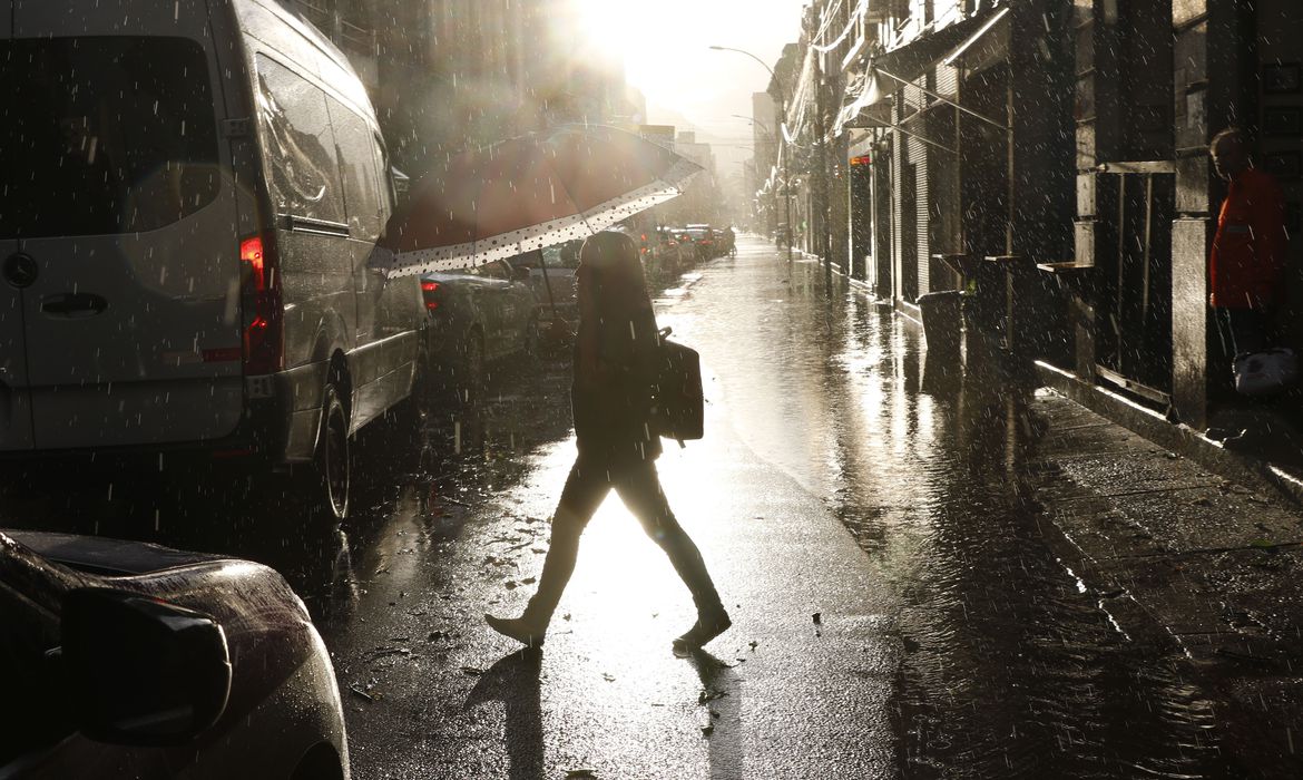 FIQUE ATENTO | Inmet emite alerta de chuvas intensas para o fim de semana nas regiões Norte, Centro-Oeste e Sudeste do País