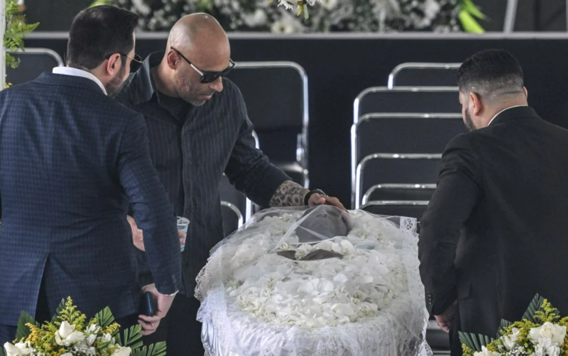 ADEUS AO REI | Autoridades, amigos, jogadores e mais de 230 mil fãs passaram pela Vila Belmiro para se despedir de Pelé