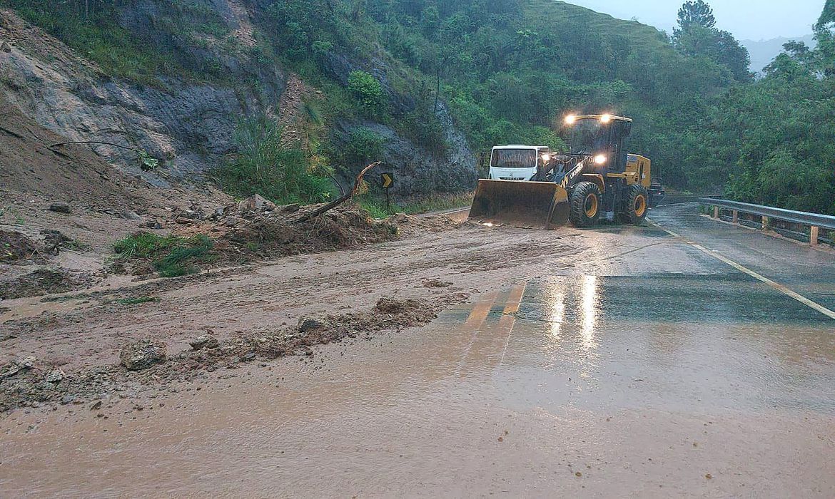 TEMPORAL DE SP | Tarcísio de Freitas pede a turistas para que não circulem pelas rodovias paulistas
