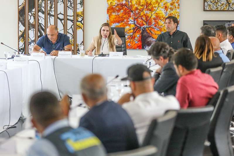 Foto da governadora em exercício do DF, Celina Leão e deputados distritais