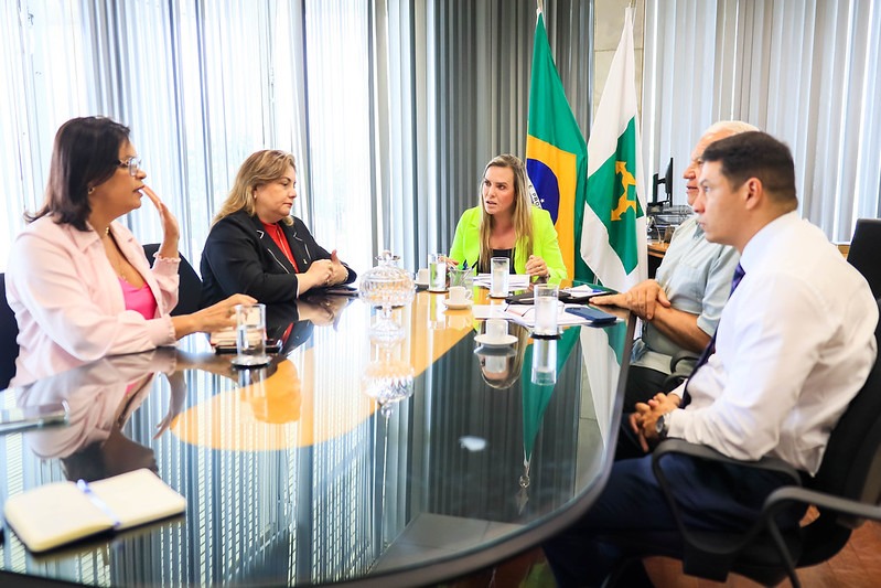 Foto da reunião da governadora Celina e a secretaria de Saúde e o IGES DF