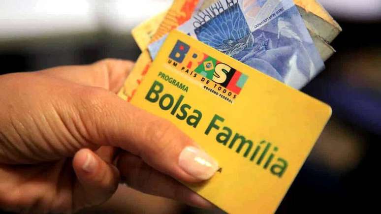CADASTROS IRREGULARES | Governo Lula anuncia que 1,5 milhão de pessoas deixarão de receber benefícios do Bolsa Família