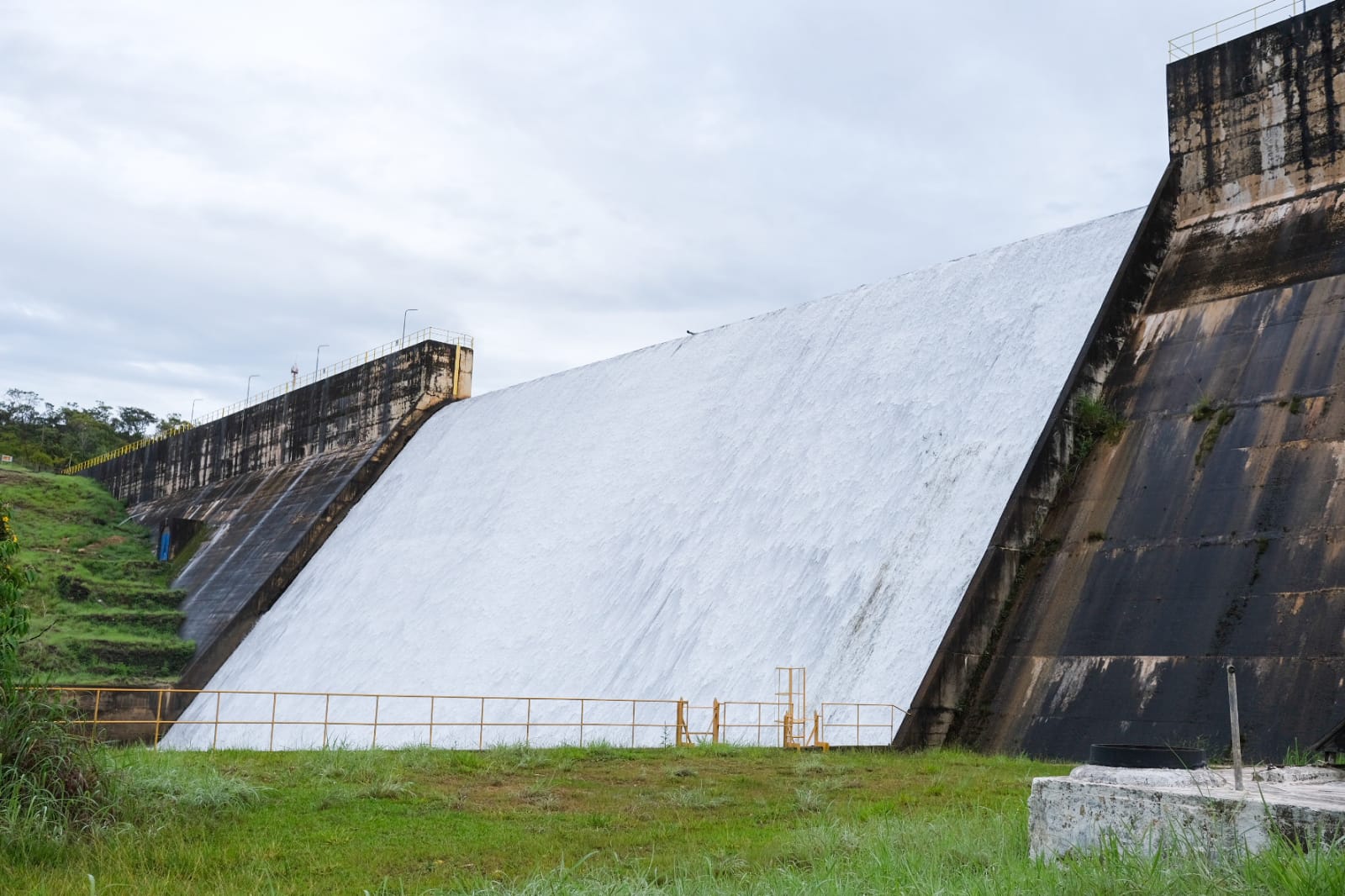 RESERVATÓRIO CHEIO | Lago do Descoberto atinge capacidade máxima e verte