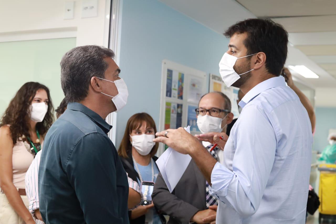 Foto dos distritais Gabriel Magno e Ricardo Vale no hospital de Base