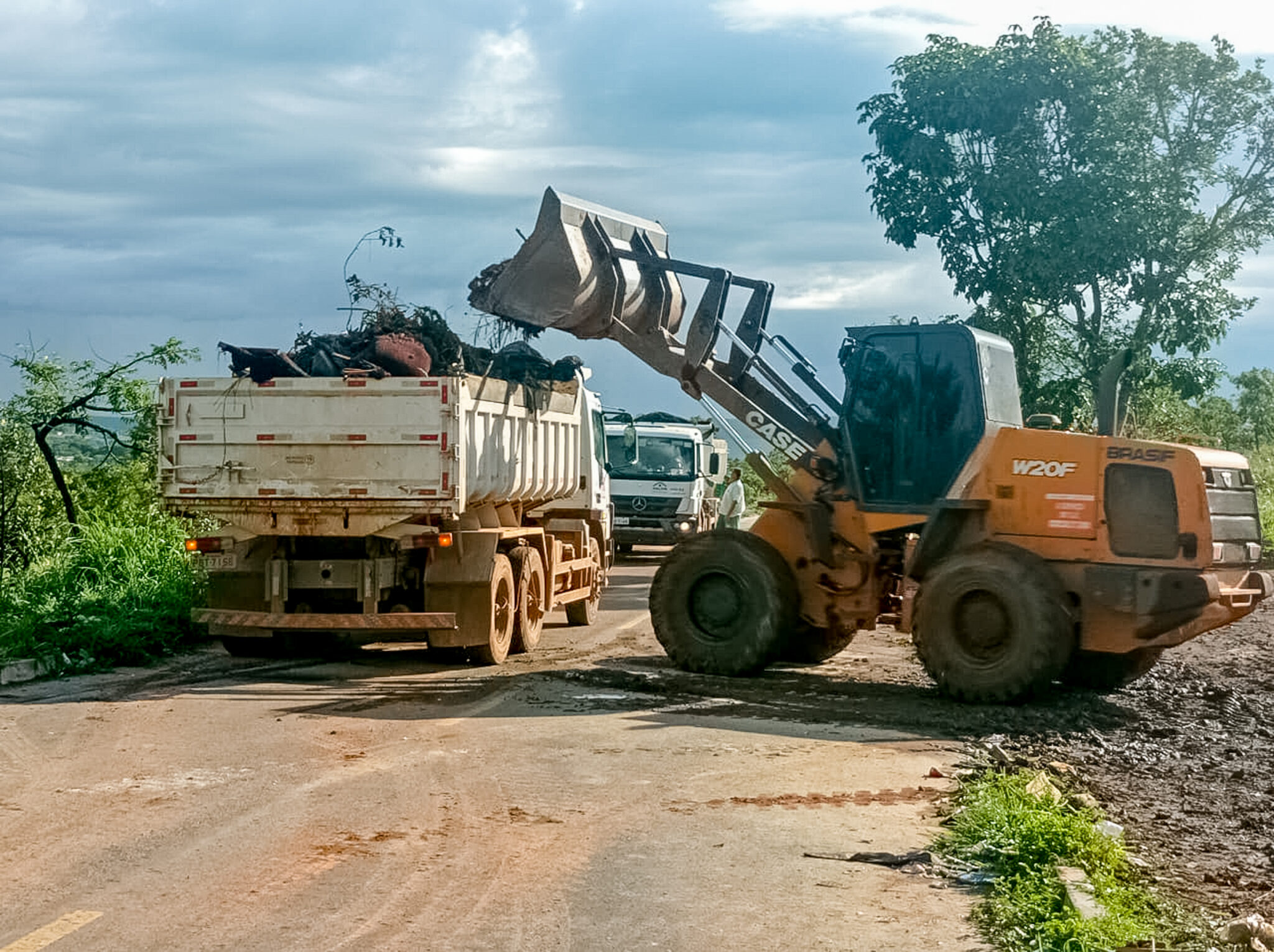 VALE DO AMANHECER | Ação do GDF Presente retira 300 toneladas de entulho da região