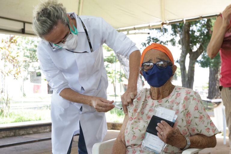 NOVA FASE DA CAMPANHA | DF começa a aplicar a vacina da Pfizer bivalente em 84 unidades de saúde a partir de segunda (27)