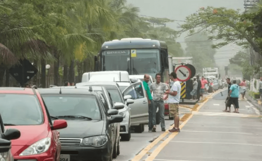TEMPORAL EM SP | Rodovias do litoral norte ainda estão interditadas devido aos deslizamentos