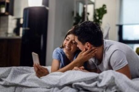 SEM EXIBICIONISMO | Estudo aponta que casais são mais felizes quando não expõem vida na internet