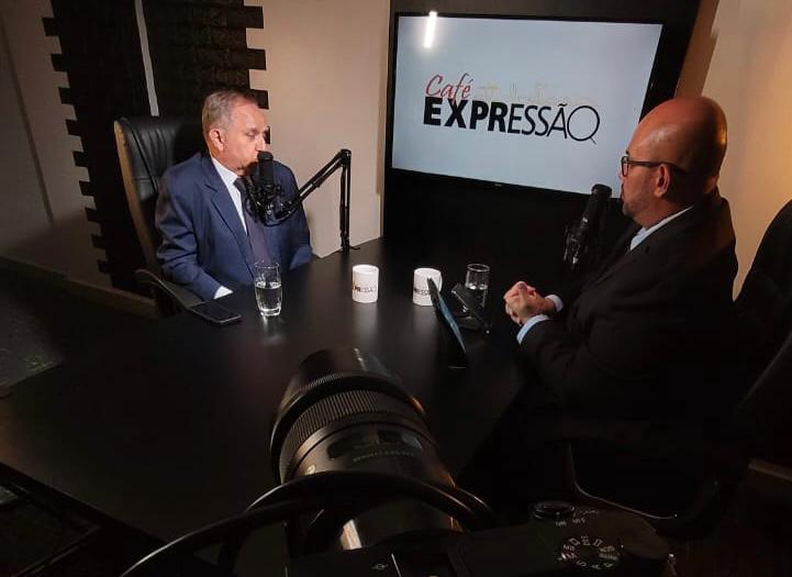 Foto do senador Izalci no Café Expressão
