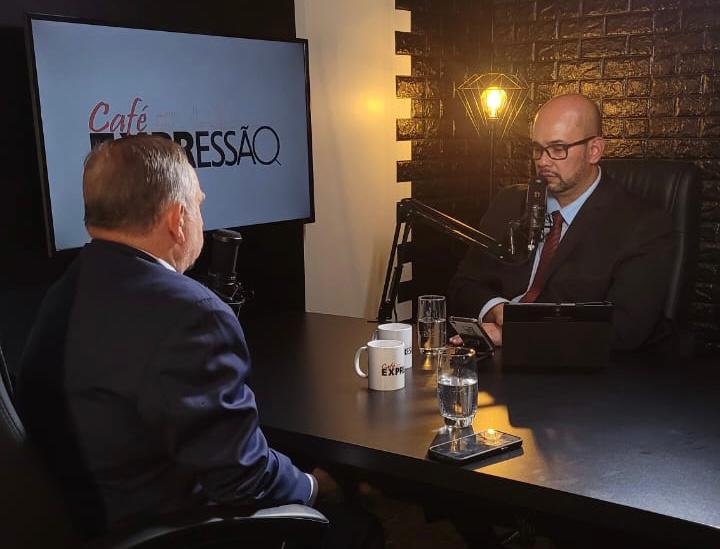foto do senador Izalci no café Expressão
