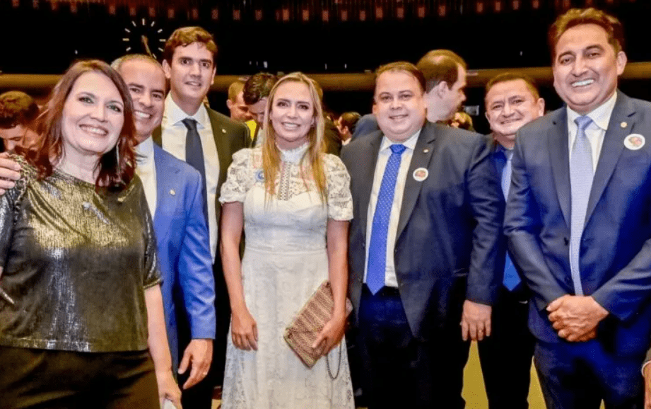 Foto de parte dos deputados federais da bancada do DF e a vice-governadora Celina Leão