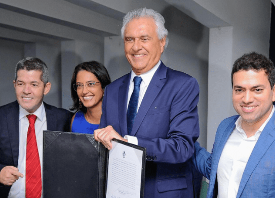 CAIADO CONTINUA SE LIXANDO PARA O ENTORNO | Governador empossa secretária desconhecida para cuidar da região e prefeitos boicotam cerimônia