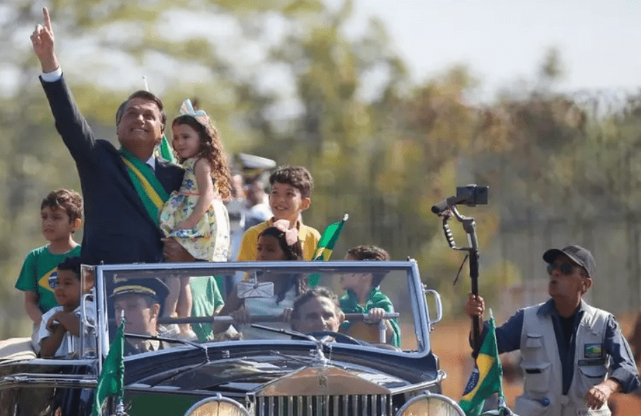 PRESENTES DAS ARÁBIAS | Bolsonaro guardou joias sauditas em fazenda de Nelson Piquet em Brasília