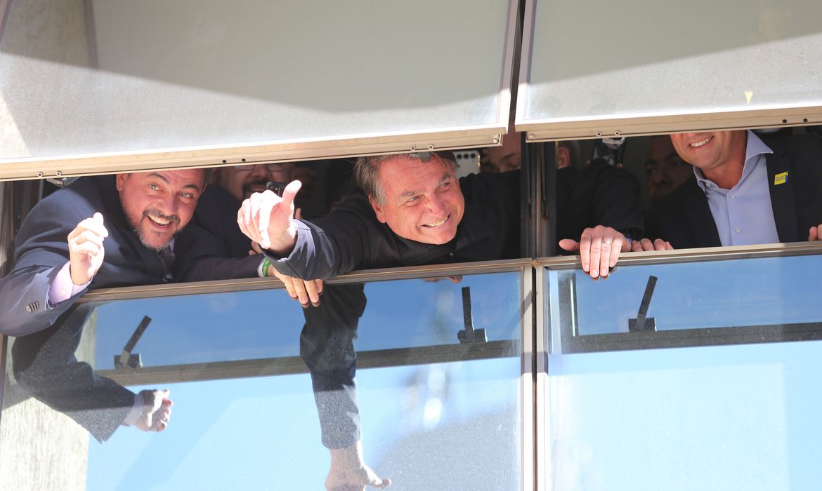 APESAR DA EXALTAÇÃO DOS APOIADORES | Bolsonaro chega ao Brasil em meio a investigação sobre o caso das joias e já tem depoimento marcado na PF