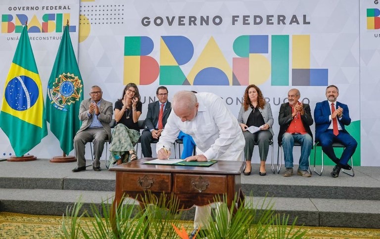 SERVIDOR PÚBLICO FEDERAL | Lula assina medida provisória concedendo aumento de 9%