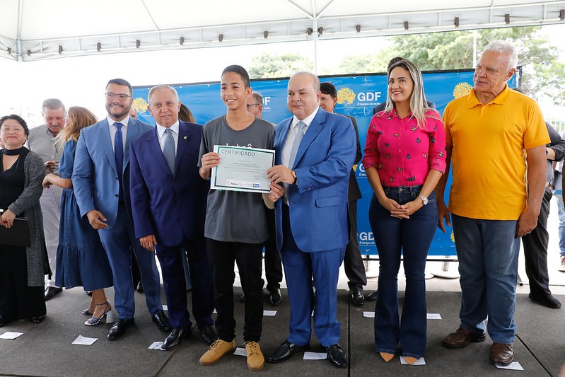 RECICLOTECH | Ibaneis entrega mil computadores do programa para laboratórios de escolas públicas do DF