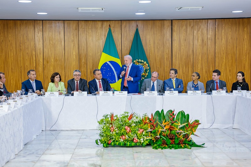 EM REUNIÃO COM GOVERNADORES | Lula assina decretos que regulamentam leis de saneamento e aumenta capacidade de investimentos no setor