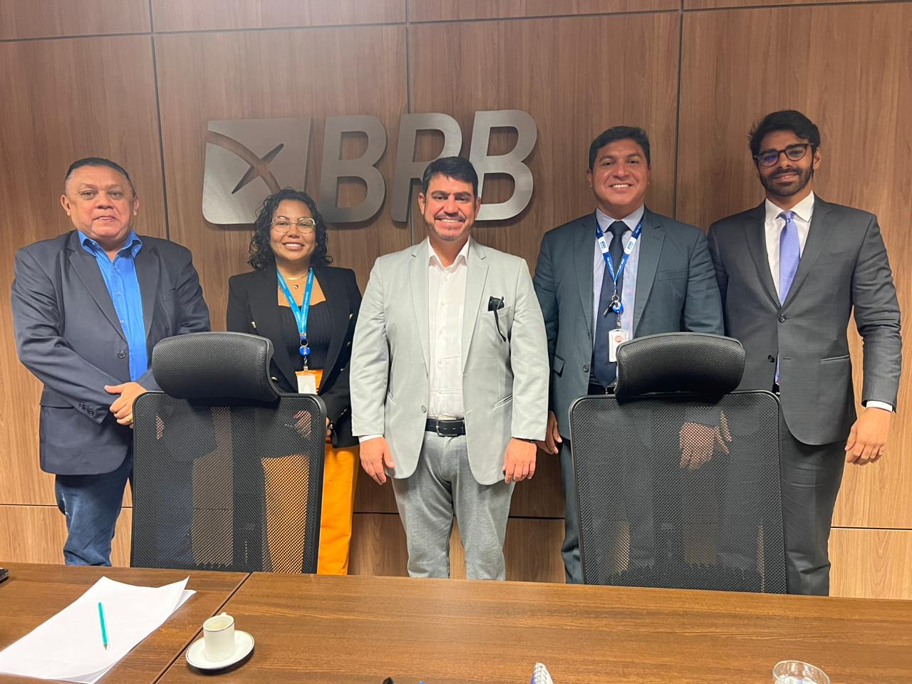 CÂMARA DE JOÃO PESSOA | Vereador Dinho se reúne com direção do BRB em Brasília para tratar da liberação de recursos para nova sede do legislativo municipal