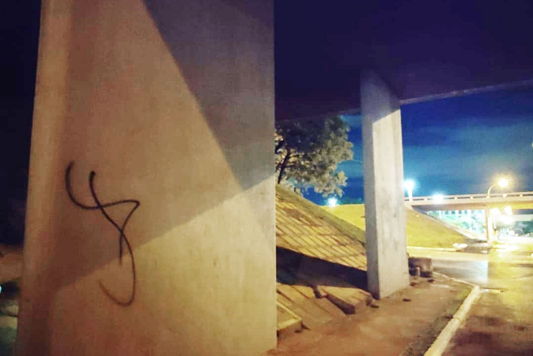 VANDALISMO CONTRA O PATRIMÔNIO | Homem é flagrado pichando o viaduto da N2