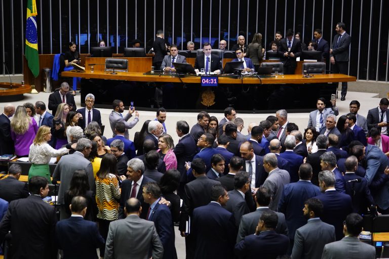 PRESSIONADO PELA BASE E PELA OPOSIÇÃO | Rodrigo Pacheco lê requerimento e cria a CPMI do Congresso para investigar os atos do dia 8