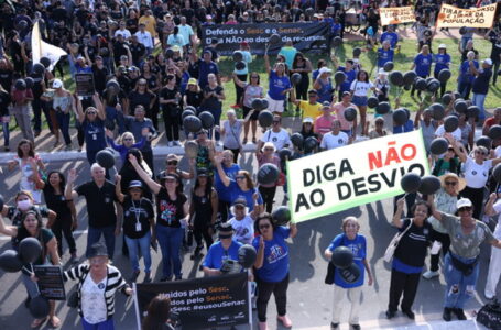 ‘DIA S’ NO CONGRESSO | Manifestantes prospetam contra cortes de recursos do Sesc e do Senac