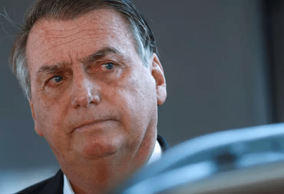 SUSPEITO DE FALSIFICAR INFORMAÇÕES SOBRE VACINAÇÃO | Bolsonaro se recusa a depor à PF e advogados pedem adiamento