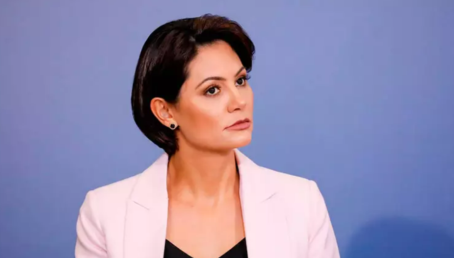 SUPOSTO DESVIO DE RECURSOS | PF identifica depósitos em dinheiro vivo de Mauro Cid para Michelle Bolsonaro
