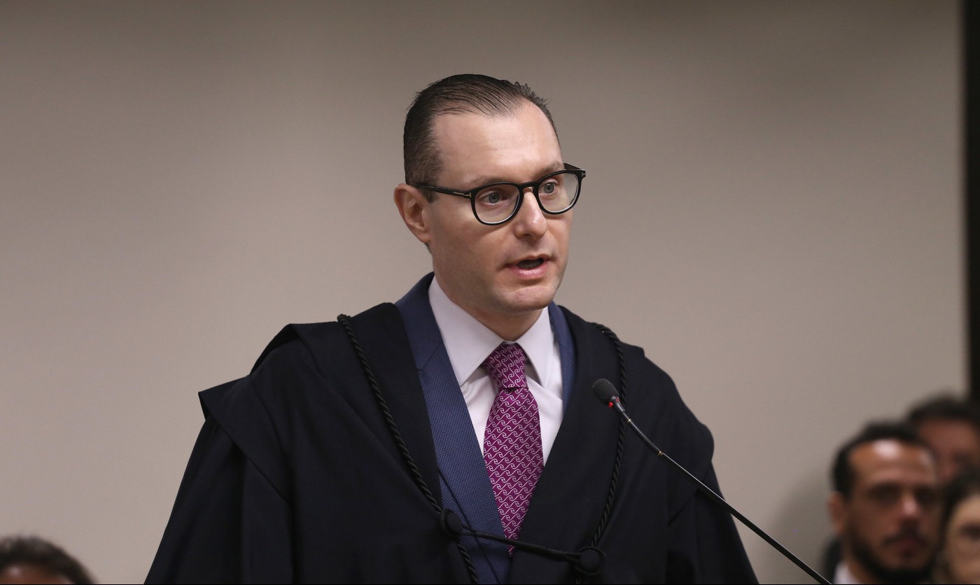 INDICAÇÃO CONFIRMADA | Lula anuncia nas redes sociais que Cristiano Zanin vai para o STF