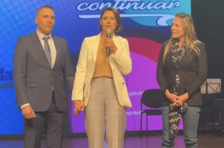 1º REENCONTRO DEPOIS DAS ELEIÇÕES | Celina Leão e Michelle Bolsonaro assistem espetáculo de projeto musical e lancham em barraquinha de cachorro-quente em Ceilândia